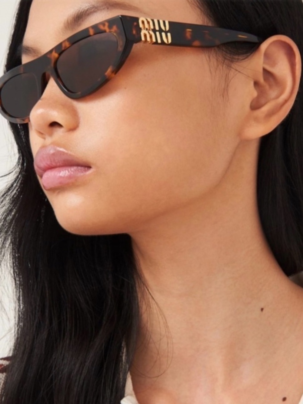 RETAILS $536 Miu Miu Tortoiseshell Slim Cat-Eye Sunglasses with Gold Logo